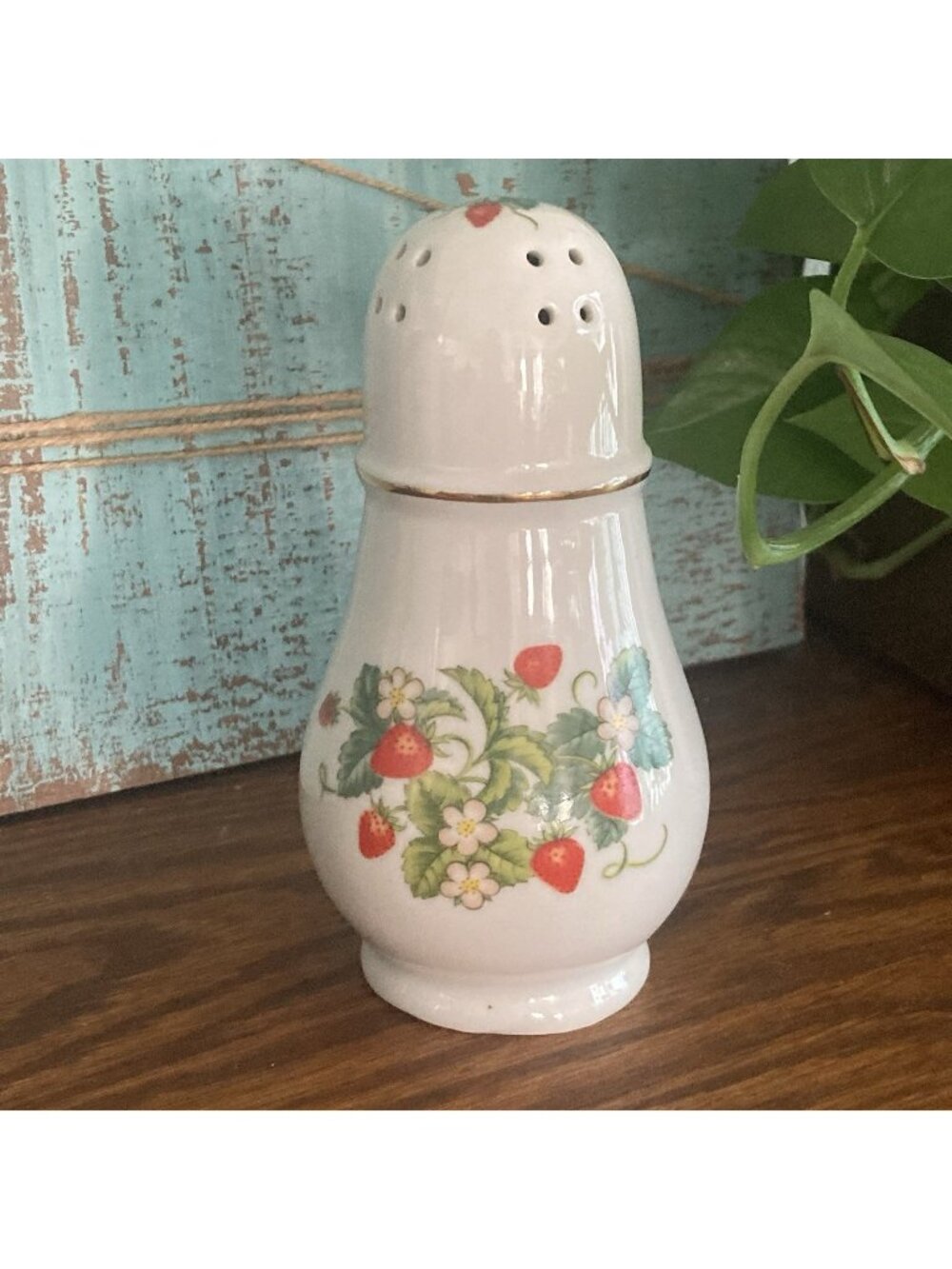 Vintage 1978 Powered Sugar Shaker Avon Strawberries Porcelain 22K Gold Trim